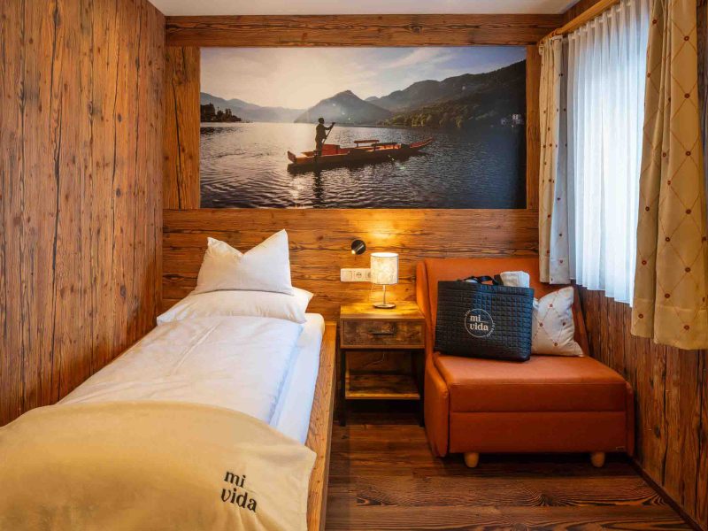 hotel-kanzler-einzelzimmer-singleroom-bett-sessel-badetasche-wellnesstasche